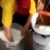 看吐了！永和豆浆员工用手臂拌豆浆 官方：连夜查封