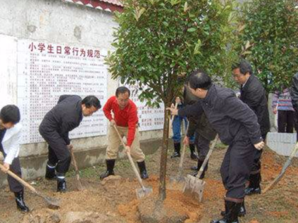 省委党校第56期中青班学员走进洪江桃源村 与村民同吃同住同劳动