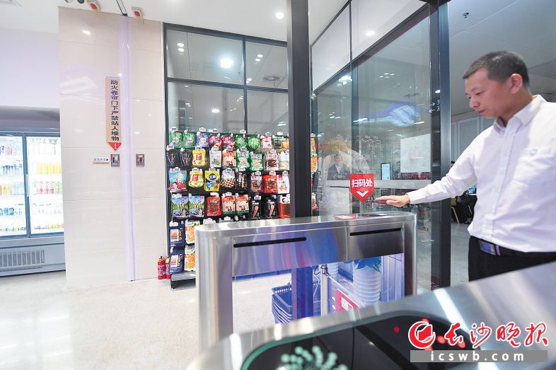 　　昨日上午，湖南首家京东X无人超市在长沙亮相，吸引市民前来体验“刷脸”购物。长沙晚报全媒体记者 余劭劼 摄