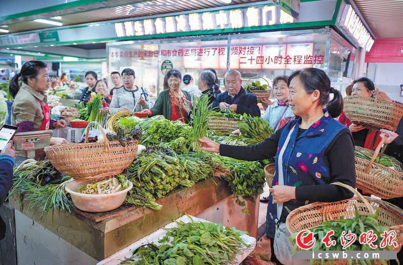 　　银盆岭街道“竹篮买菜大军”的成员们正在菜市场买菜。　　长沙晚报全媒体记者 邹麟 摄