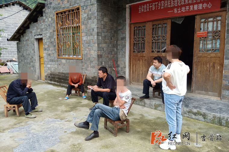 走访群众，摸排线索.jpg