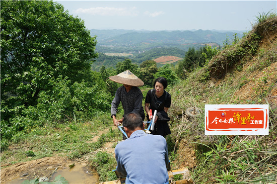 遇到村民需要帮助时，易晓金会立马上前帮忙。