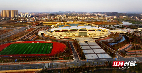 桃花体育公园位于湖南邵阳市大祥区桃花新城中部区域，是本着“将体育中心建在公园里面，将体育中心建成公园” 的规划理念进行规划设计的。