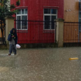 湖南多地连发暴雨预警！长沙部分地段积水严重