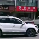 谩骂辅警耍官威，谁给的权力？