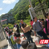 安化32名山区留守儿童喜获爱心“大礼包”