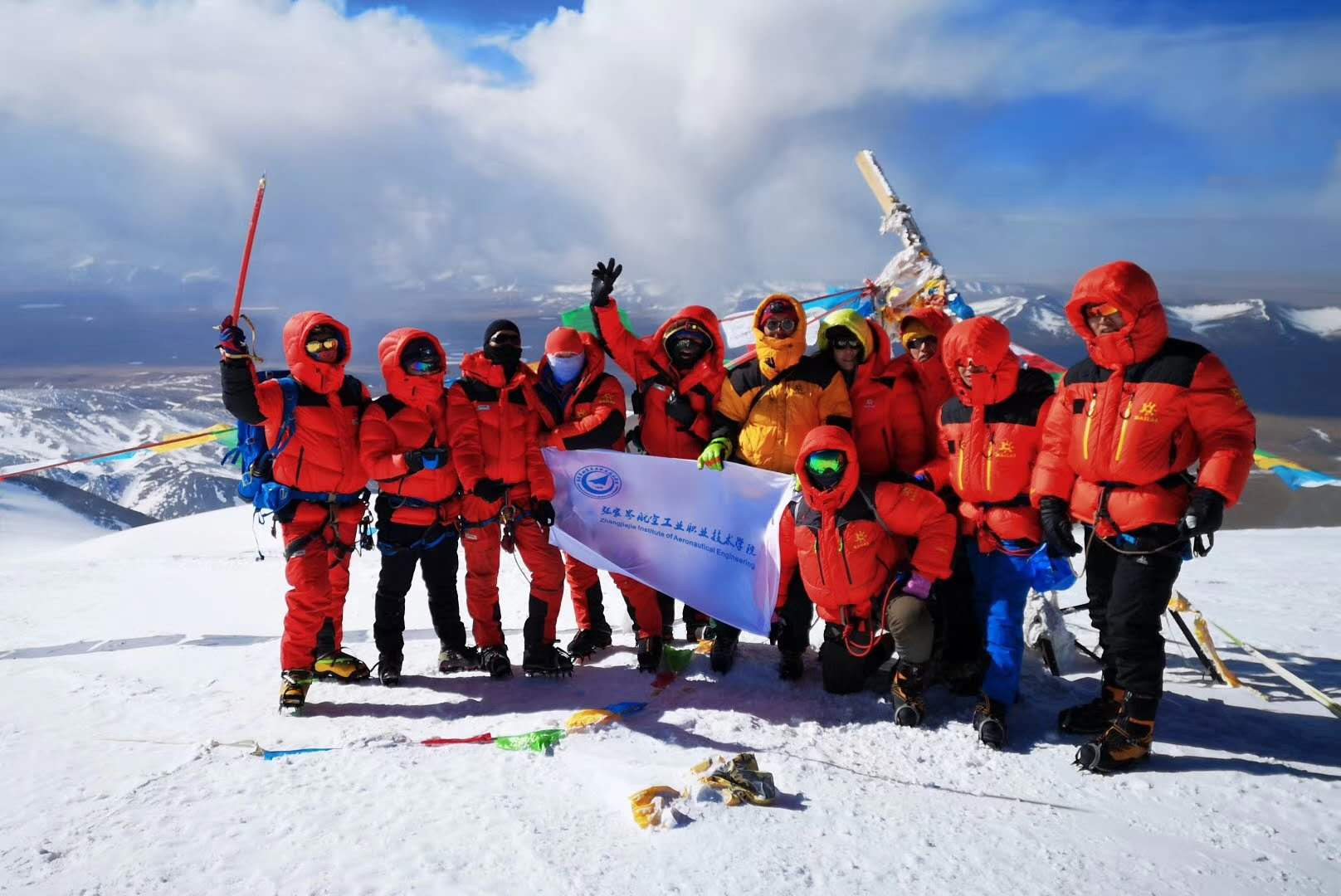 玉珠峰顶飘校旗 张家界航院校友给母校送祝福