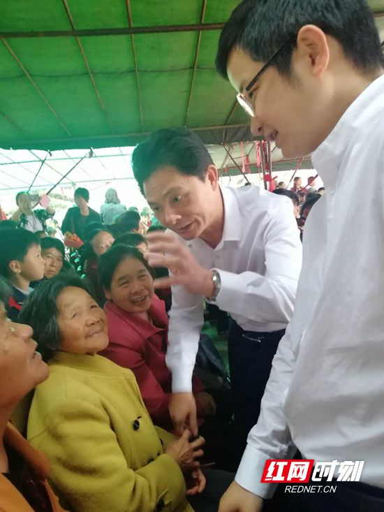 慈利县人大主席赵群策 慈利县供电公司总经理在活动现场.jpg