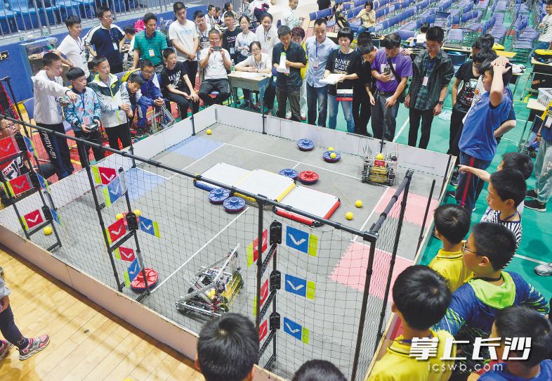 　　昨日上午，2019年长沙市青少年机器人竞赛在湖南师大附中博才实验中学举行。长沙晚报全媒体记者 邹麟 摄