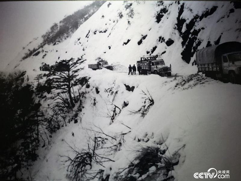 汽车运输队艰难通过二郎山路段。（翻拍于川藏公路纪念馆）