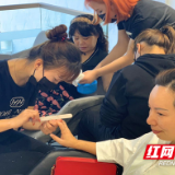 社区组织感恩活动 白领母亲美丽绽放