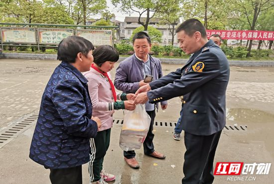 张家界西收费站：立足岗位学雷锋 用爱心助梦青春