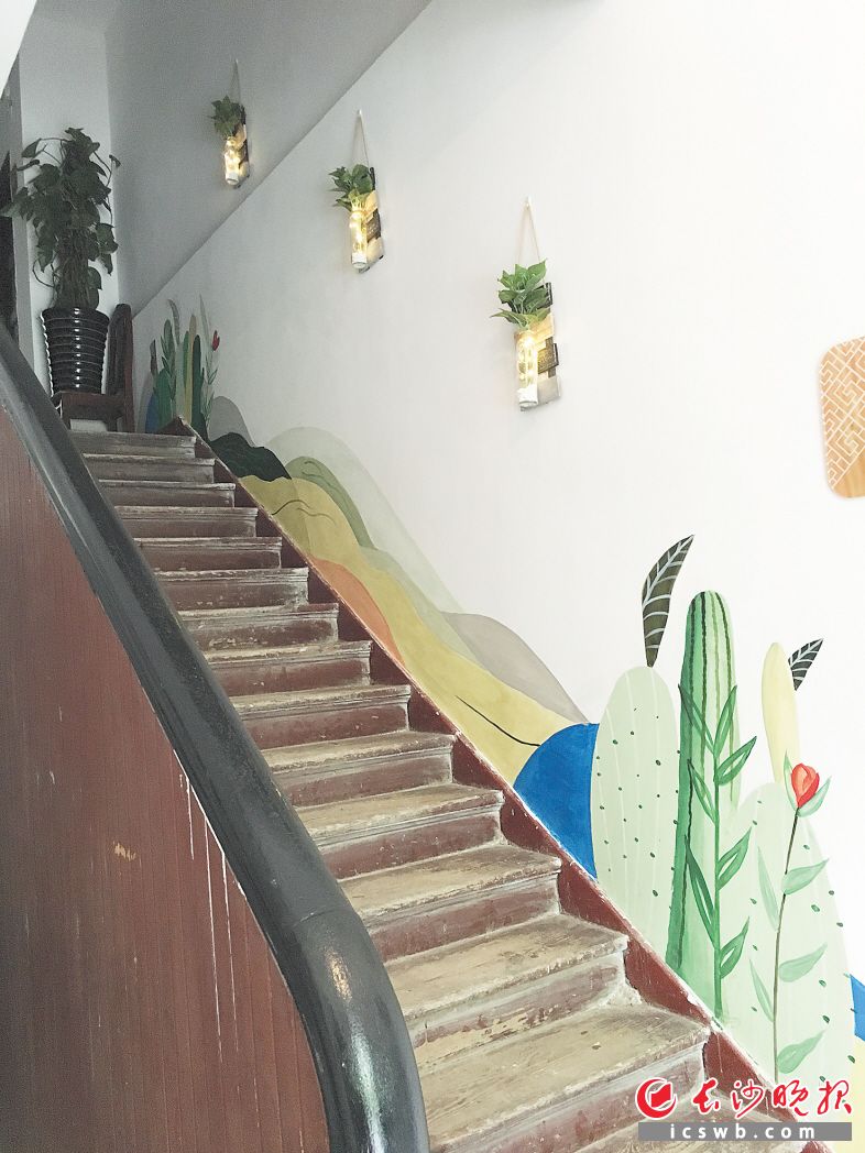 因住户特别爱养花草,所以大家把这栋楼取名为“最美楼栋”,墙壁上的设计也是同一主题。 长沙晚报全媒体记者 洪虹 摄