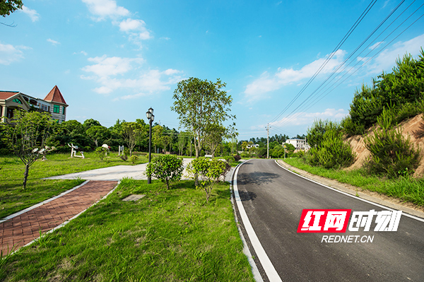 开慧镇乡村间，沥青路修到了家门口（图片来源-华声在线）.jpg