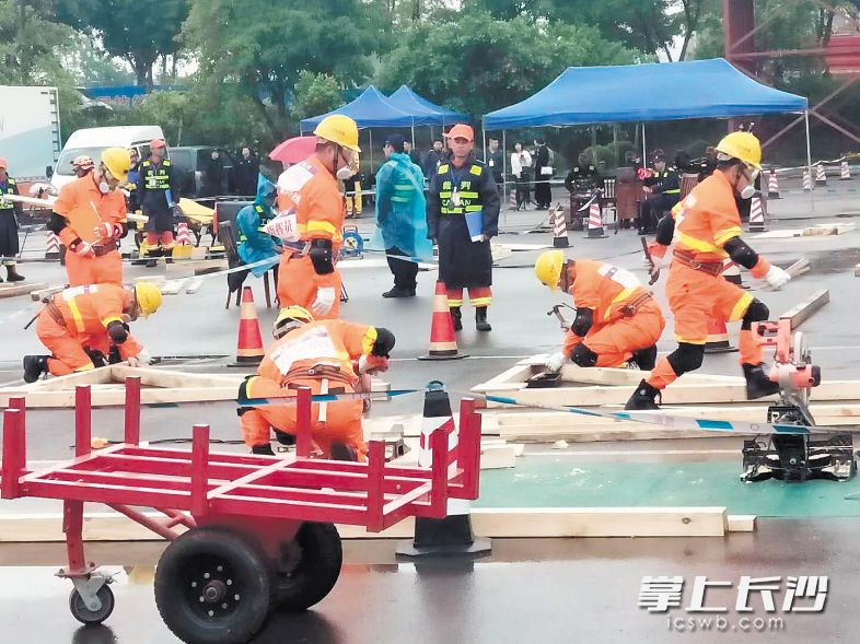　　在全国首届社会应急力量技能竞赛中，阳光救援获得佳绩。长沙晚报全媒体记者 刘琦 摄