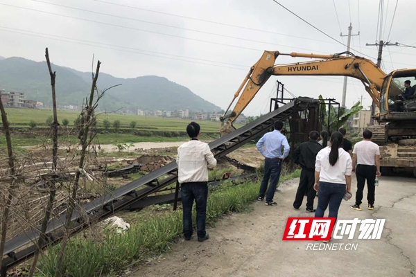 新邵迎光乡开展集中河流清＂四乱＂整治行动