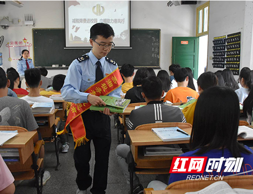 蒸湘区：税法宣传进校园 书香袅袅润芳华