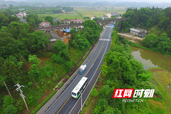 行驶在道路上的城乡公交-（图片来源-湖南日报）.jpg