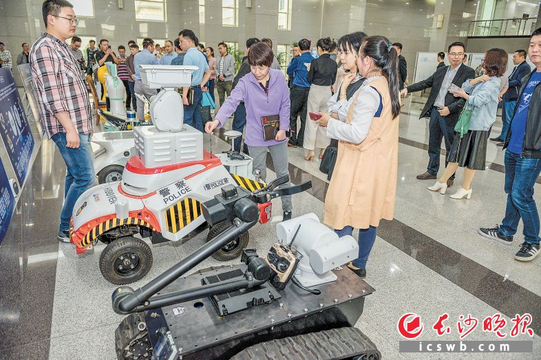 　　全功能康复机器人、婴儿看护机器人、儿童教育健康机器人、智能安防机器人……昨日下午，天心区政府，各种超能机器人齐齐亮相。                                                                           长沙晚报全媒体记者 陈飞 摄