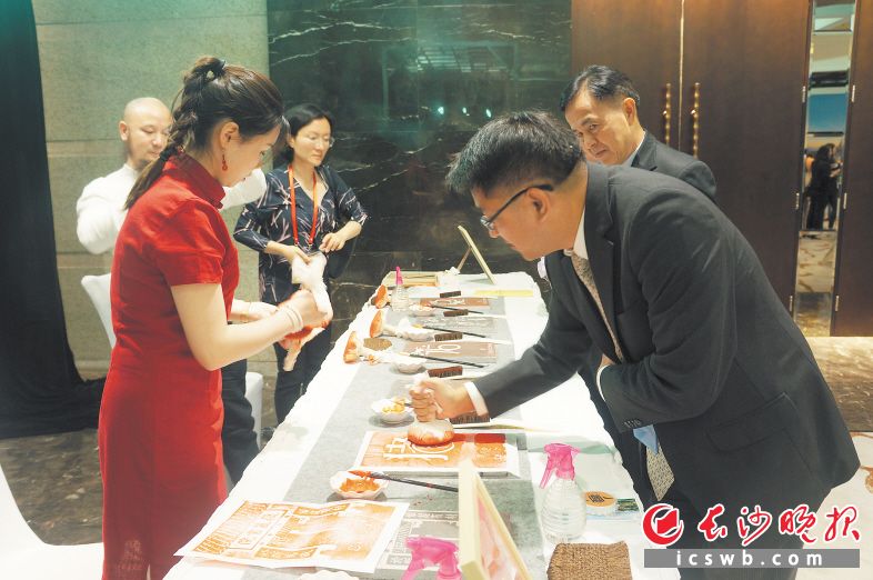 　　昨日的互动推介会上，泰国外交部新闻司副司长纳塔帕努·诺帕坤现场体验汉字拓印。长沙晚报特派全媒体记者 唐朝昭 摄