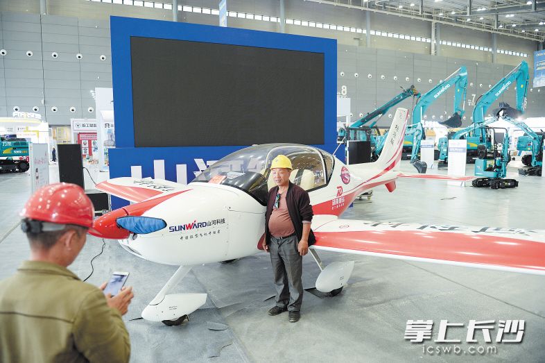 　　山河科技生产的轻型飞机。