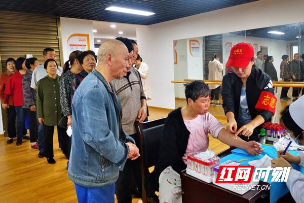 居民正在进行抽血检查.jpg 居民正在进行抽血检查.jpg