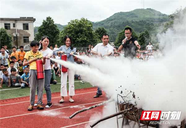 临武县南强镇岚桥小学开展消防演练 消防安全从娃娃抓起