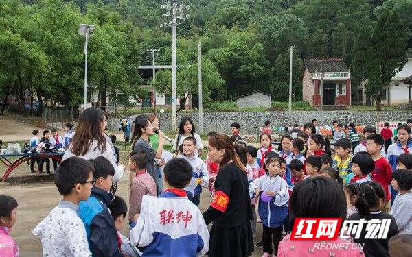 湖南科技学院毕业生党员赴山区小学开展主题党日活动