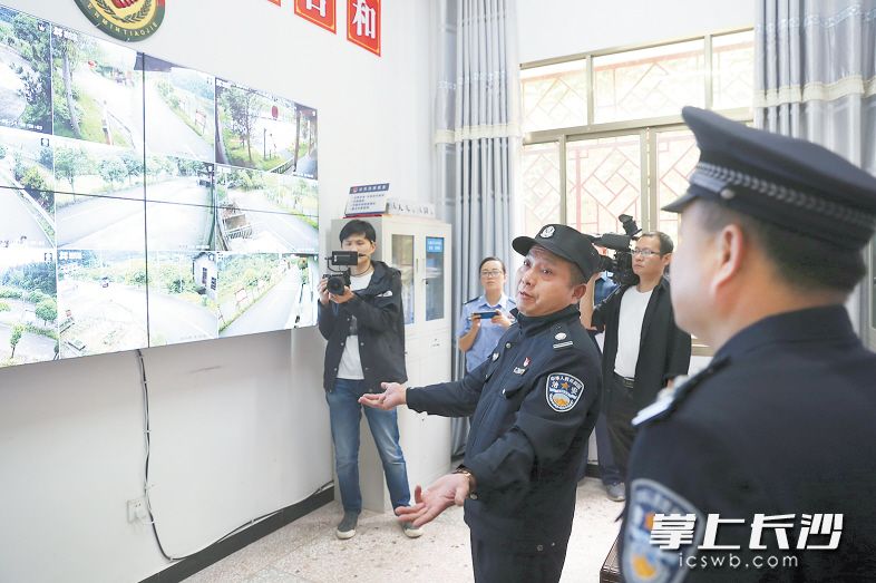 　　在志民村监控调度中心，兼任巡防队员的村干部正在介绍通过监控录像找到“肇事狗”的经过。　　长沙晚报全媒体记者 颜开云 摄