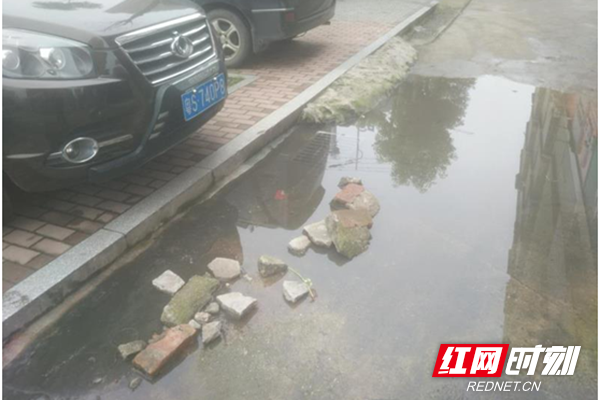 大祥区城管全力出动处置下水道堵塞问题