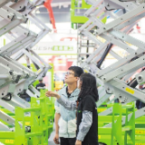 “变形金刚”一身豪气 “铁汉柔情”粗中有细