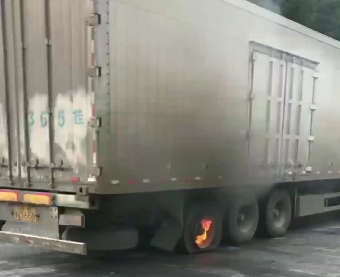 视频丨大货车高速公路发生自燃 路政员紧急施救