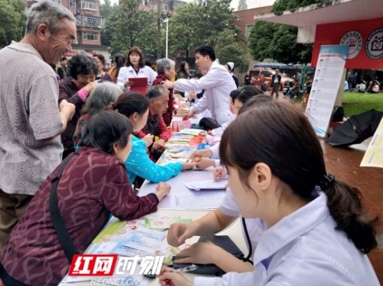 这个健康手机号码你要记住 长沙望月湖街道开展健康巡讲和义诊