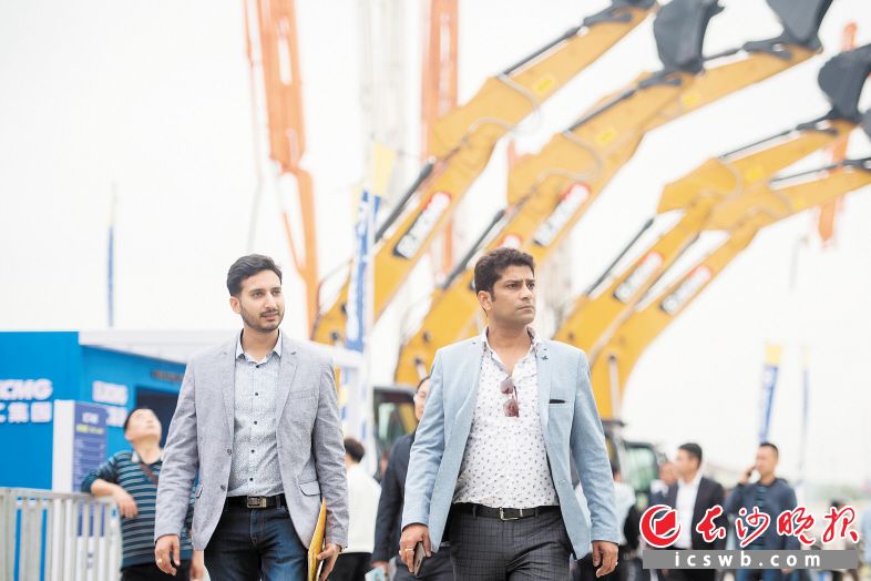 观展的国外客商走在“钢铁森林”里挑选自己心仪的产品。