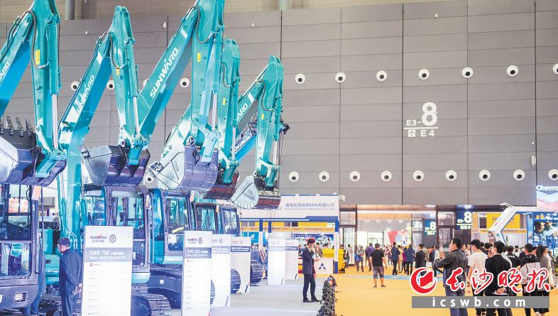 山河智能展区前观展的人群。