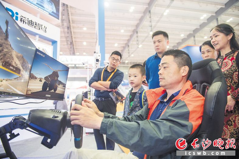 观众正在操作长沙智能驾驶研究院研发的智能驾驶体验设备。