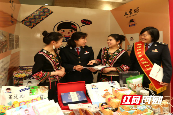 近日，在湖南省张家界市首届民营女企业家发展论坛上，国家税务总局张家界市税务局减税降费专家团走进会场、前往展台开展政策宣传，赢得纳税人一片称赞。（张光灿 摄）_meitu_3.jpg