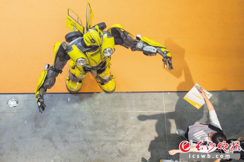 一位观展的市民与“变形金刚”互动。