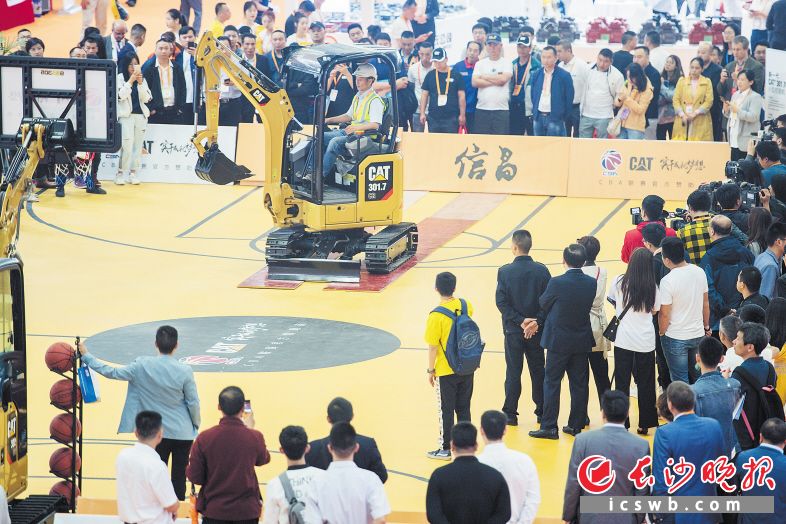 在卡特彼勒展区,小块头也有大智慧。在操作人员精细操作下,精准的动作让围观者发出声声惊叹。