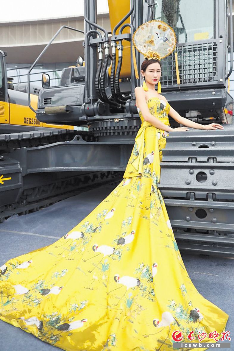 硬核机械与古装模特的搭配,别有一番韵味。