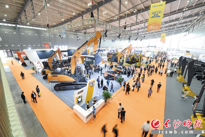 首次亮相中国的凯斯工程机械展台,吸引了众多观众。