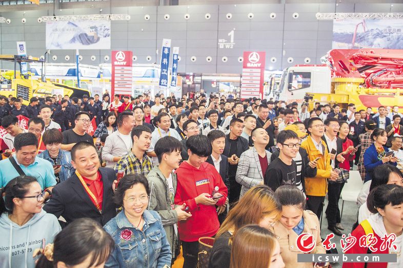 在观展之余,各个展台的节目也分外引人注目。在三一重工展台,开设的摇一摇游戏,吸引了大批粉丝。