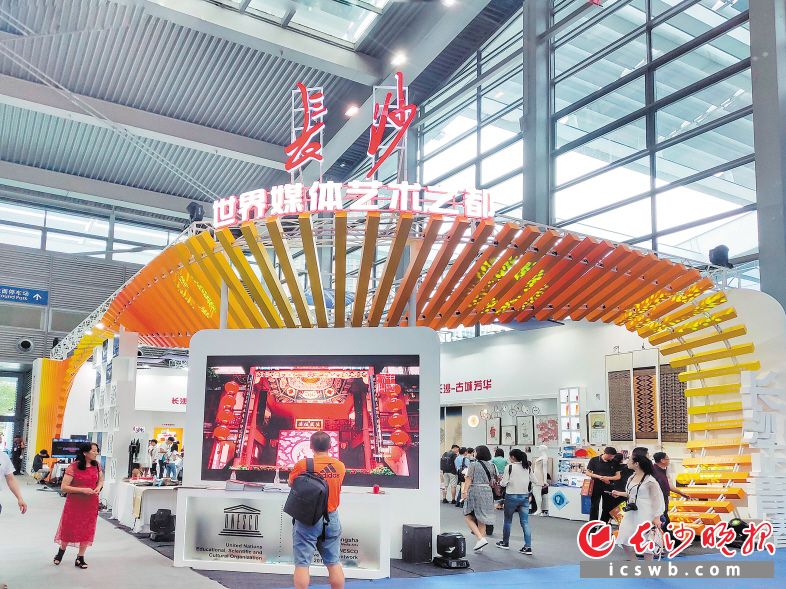 　　昨日，第15届深圳文博会开幕，极富湖湘文化特色的长沙馆精彩亮相。长沙晚报特派全媒体记者 陈飞 摄