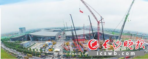 展出的吊装设备与各色机械吊臂林立,犹如电影大片中的“机甲丛林”。