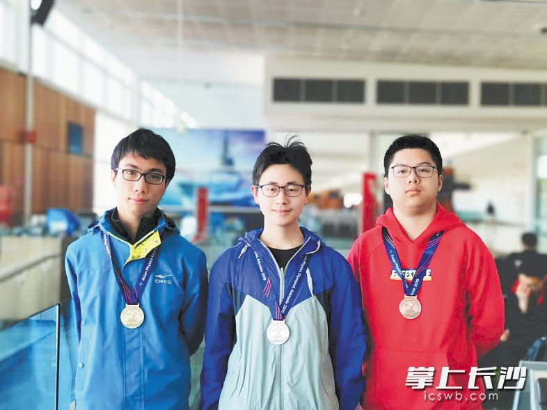 　　左起：严若宇（金牌）、李骏杰（银牌）、王昱钦（铜牌）。长沙晚报通讯员 乔梦平 摄