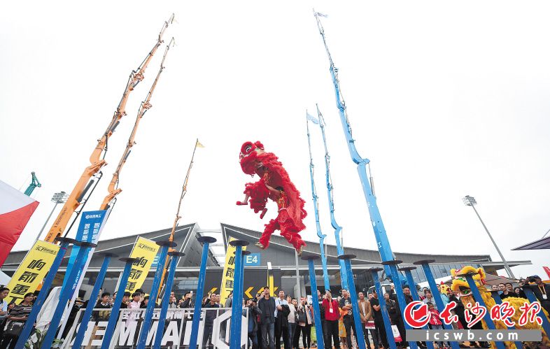 跳跃的舞狮穿梭在竖立的水泥泵车中间,引得观众啧啧称奇。