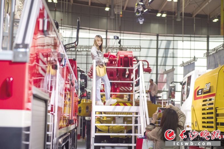 在展会上,跟萌萌的大块头合个影也是必备的打卡项目。