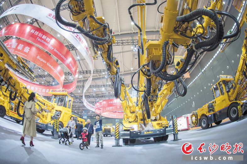 铁建重工展区,攻克了高难尖隧道工程的钻劈台车等超级装备吸引一家老小观看。
