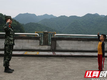 益阳：小学生每天向武警哨兵敬礼 画面感动网友