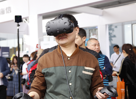 5G商用终端“5.17”亮相  湘潭市民体验5G视频电话